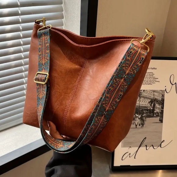 NWT Vegan Leather Tote Bag - Picture 5 of 7